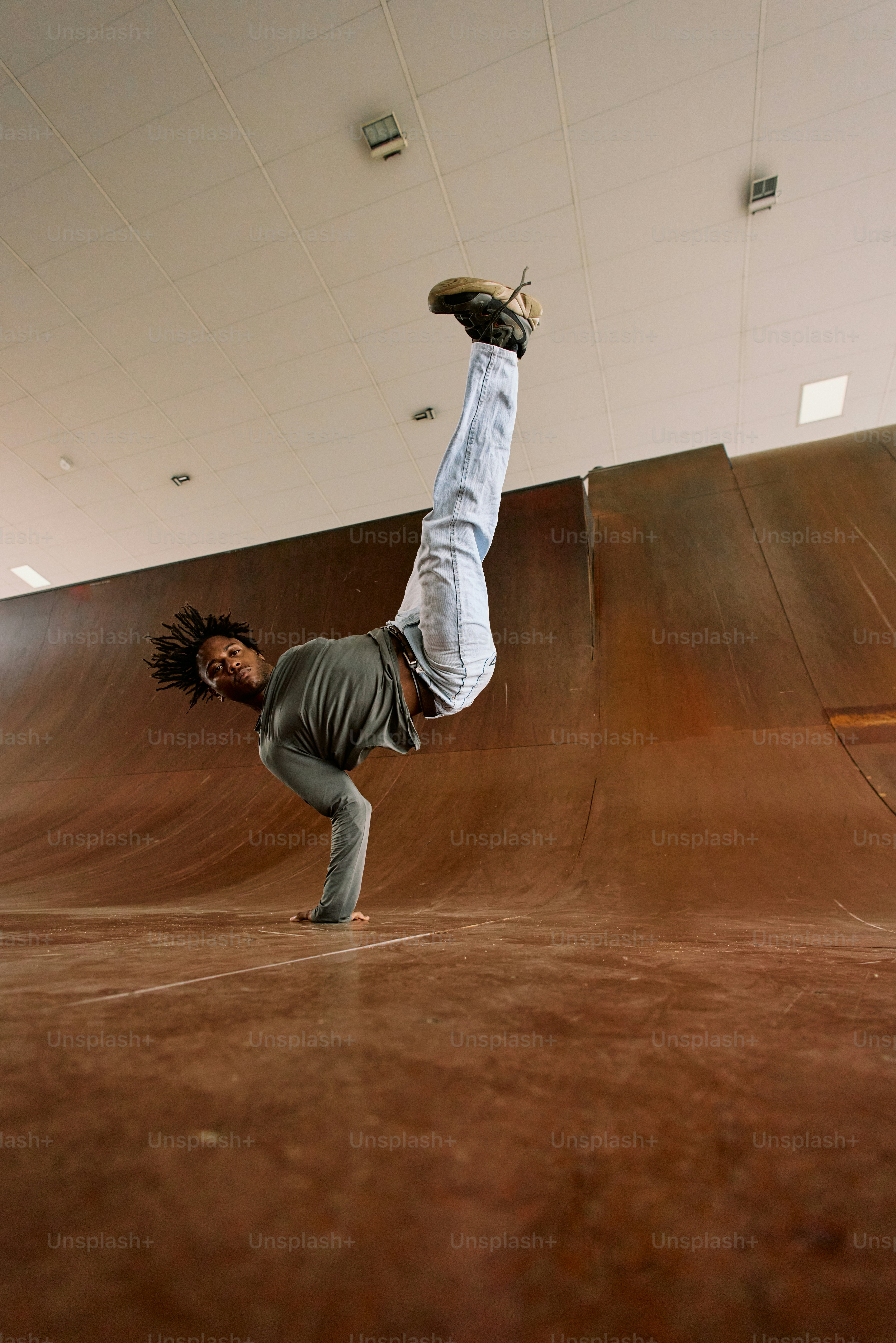 Un homme faisant un trick sur une planche à roulettes dans un skatepark