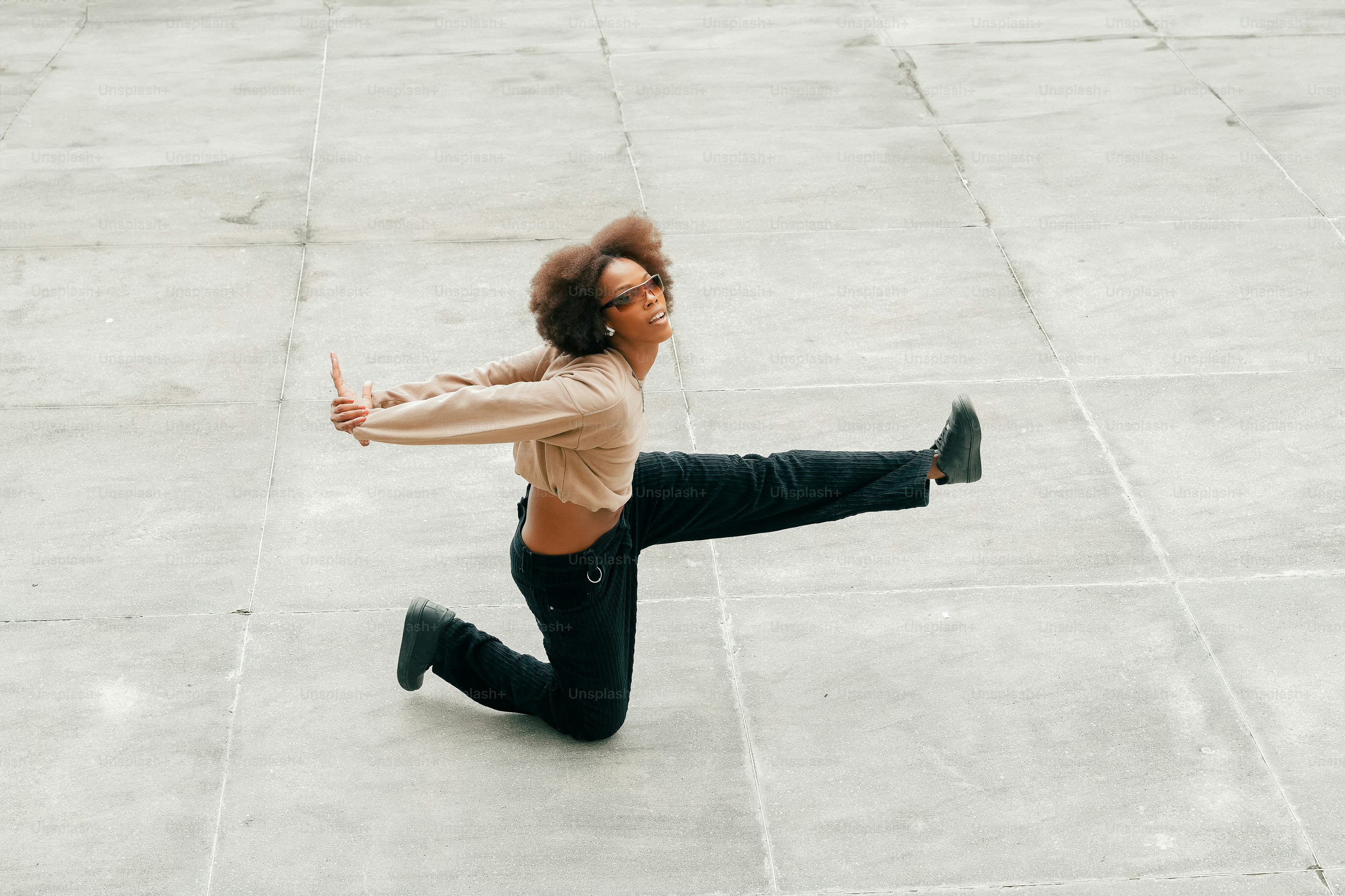 Eine Frau in schwarzen Stiefeln und hellbraunem Pullover