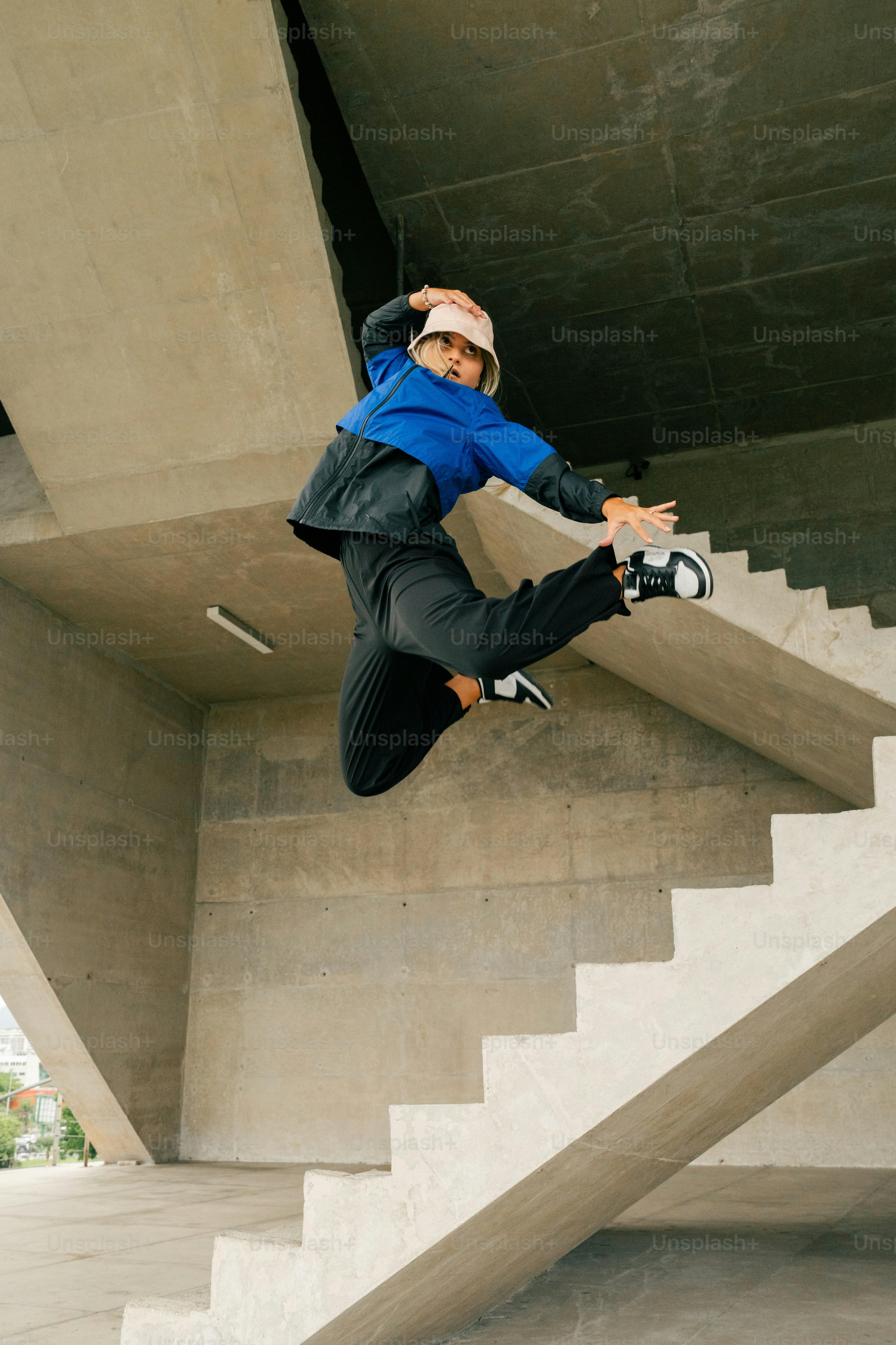 ein Mann, der beim Skateboardfahren durch die Luft fliegt