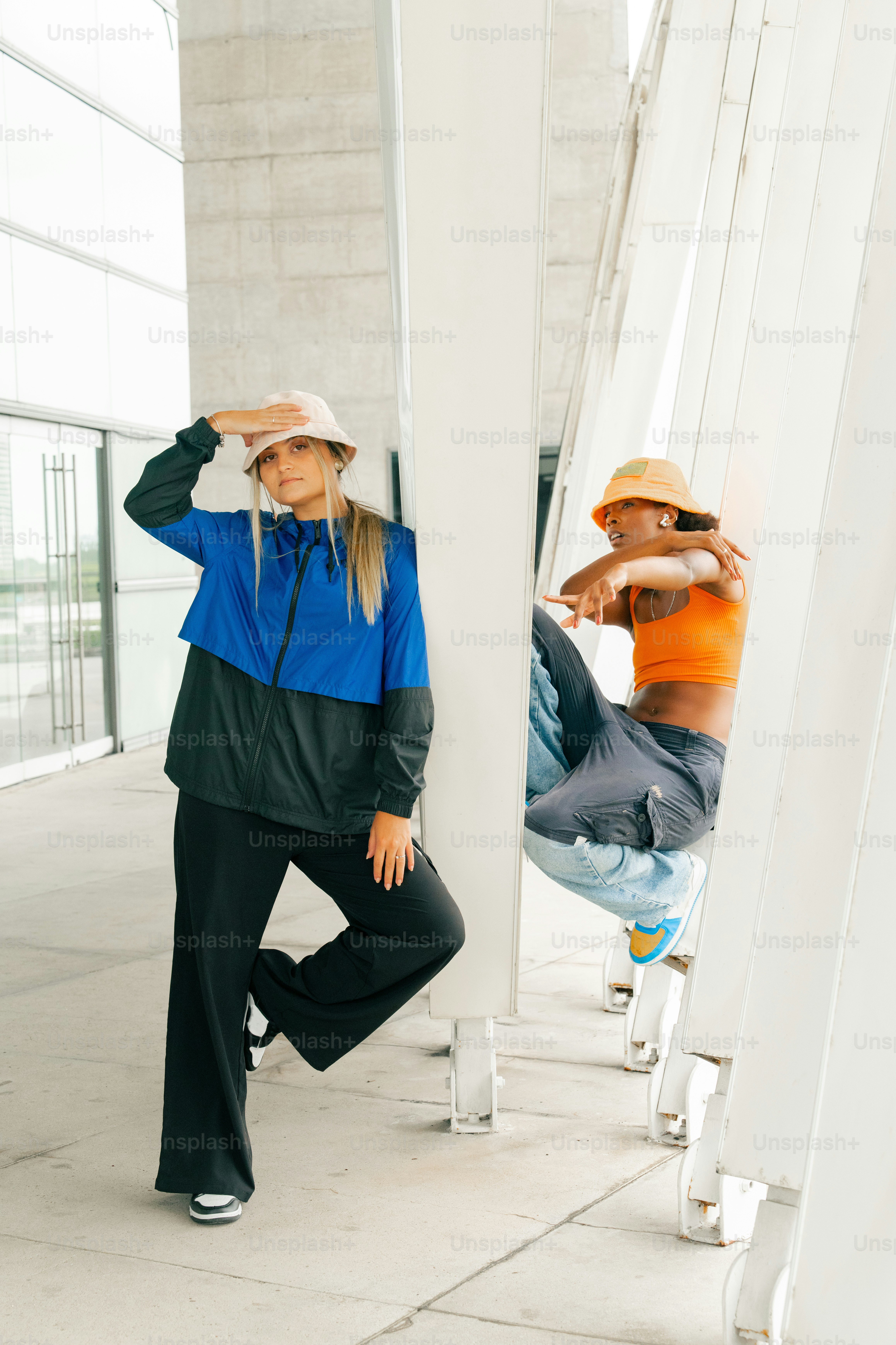 ein Mann und eine Frau sitzen auf einer Bank vor einem Spiegel
