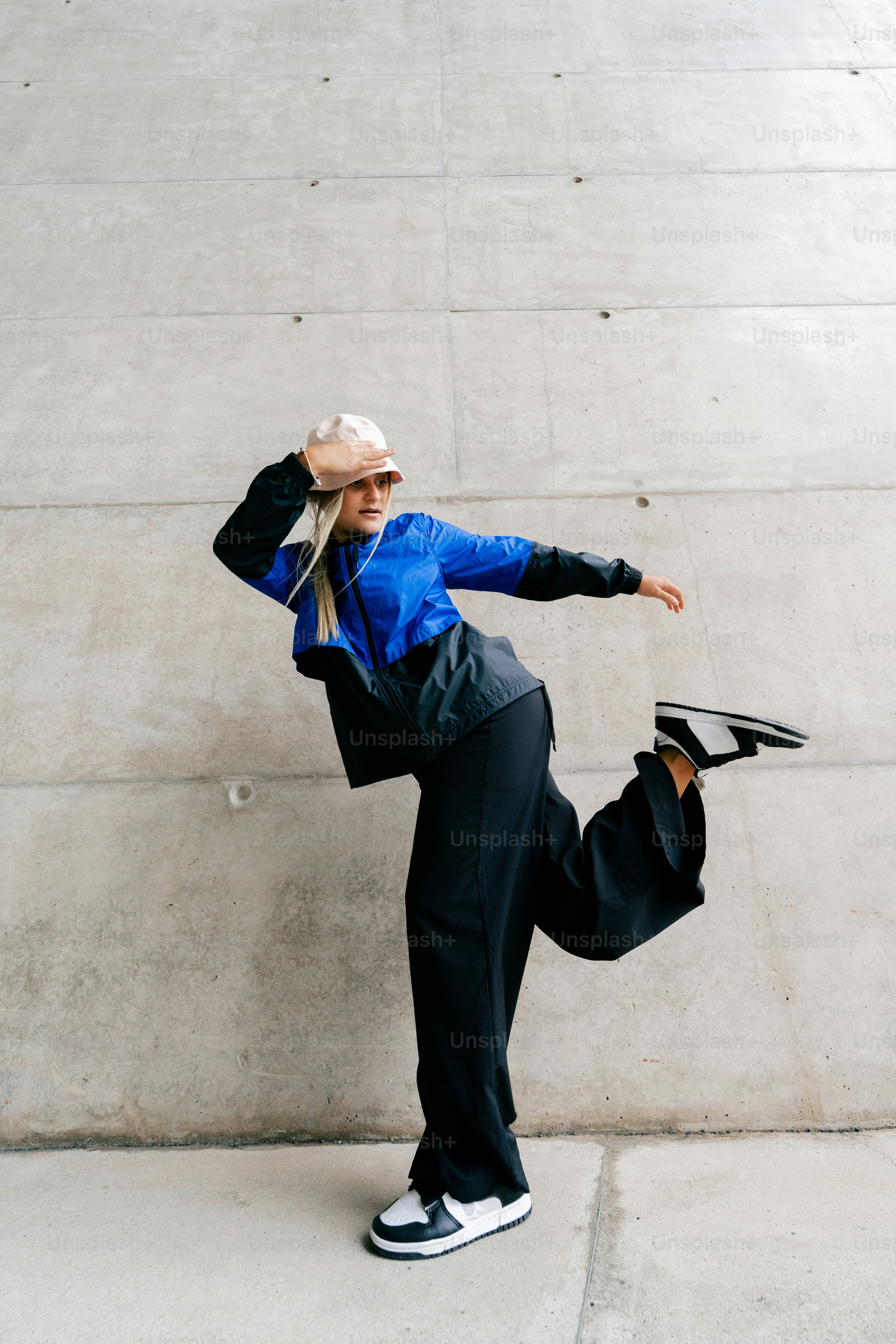 Eine Frau in einer blauen Jacke macht einen Trick