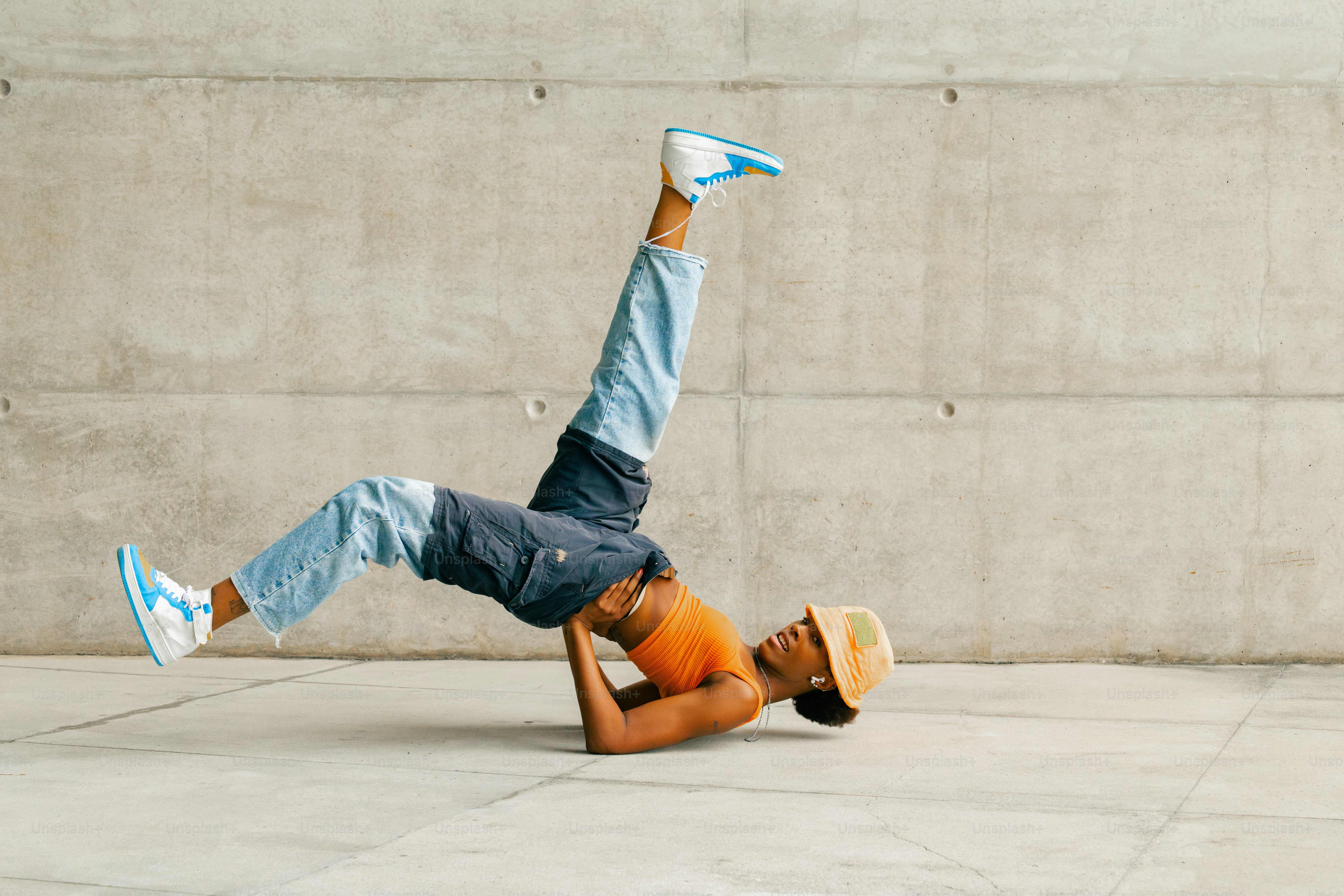 Ein Mann macht einen Handstand auf dem Bauch