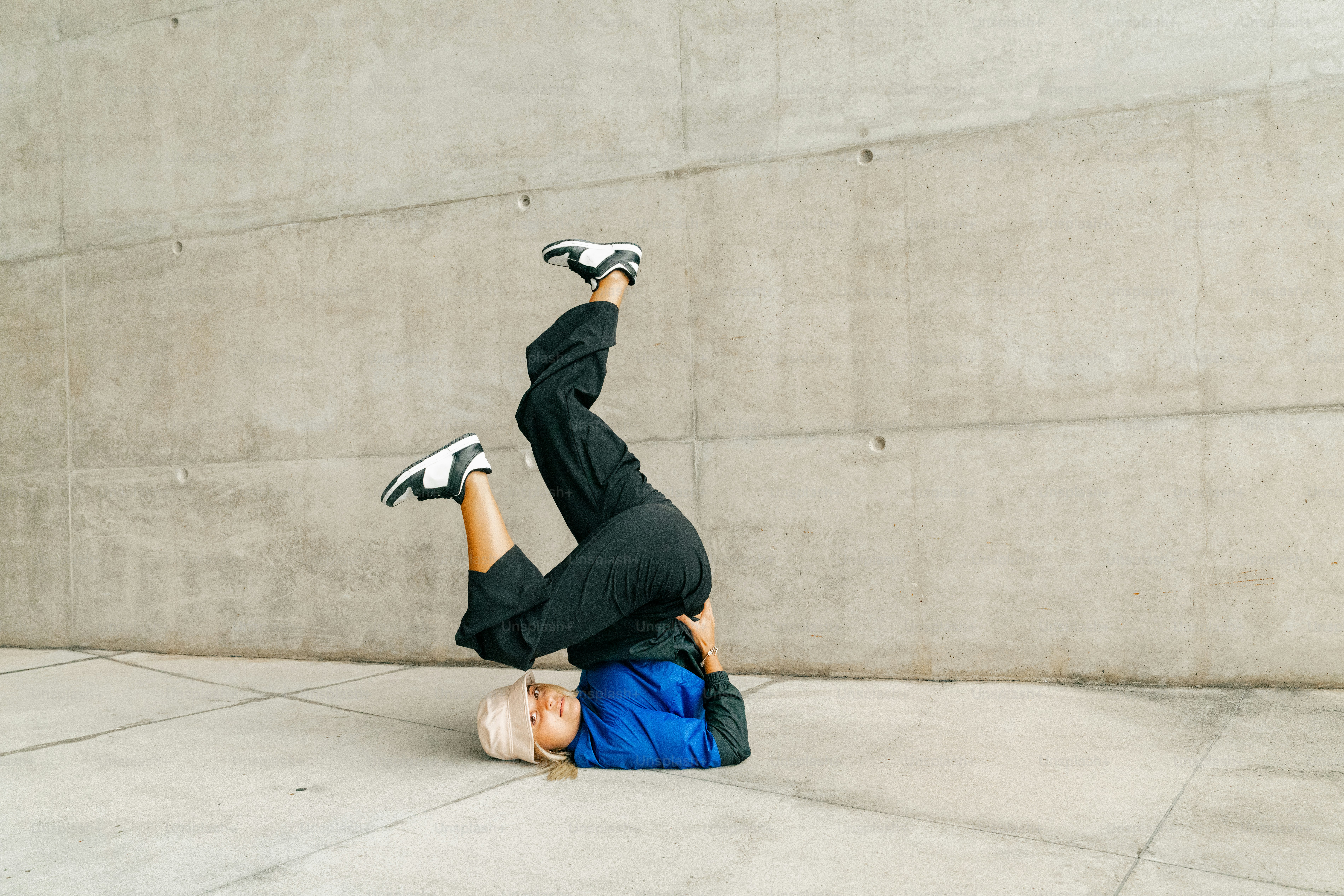 Eine Person macht einen Handstand auf dem Boden