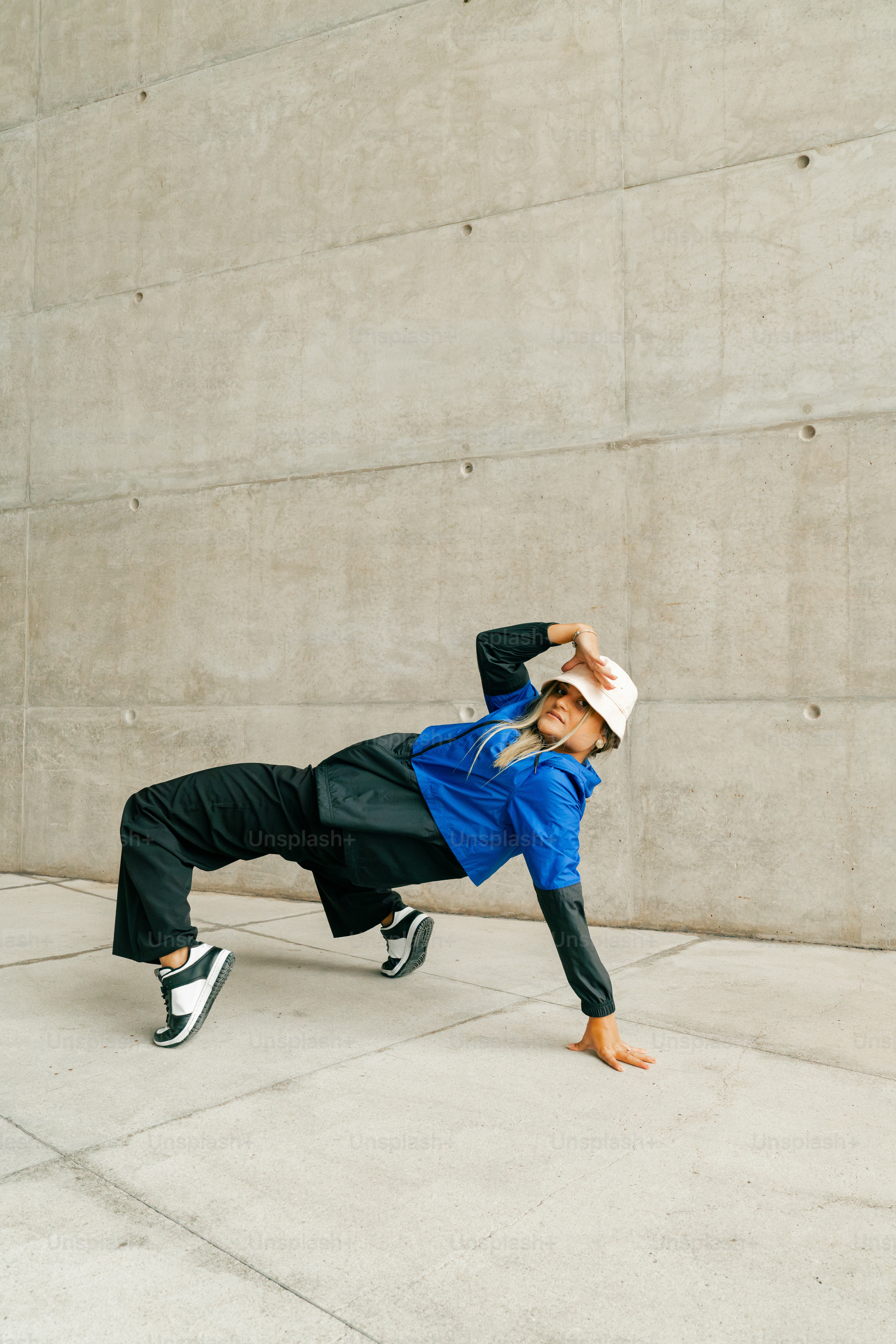 Ein Mann macht einen Trick auf einem Skateboard