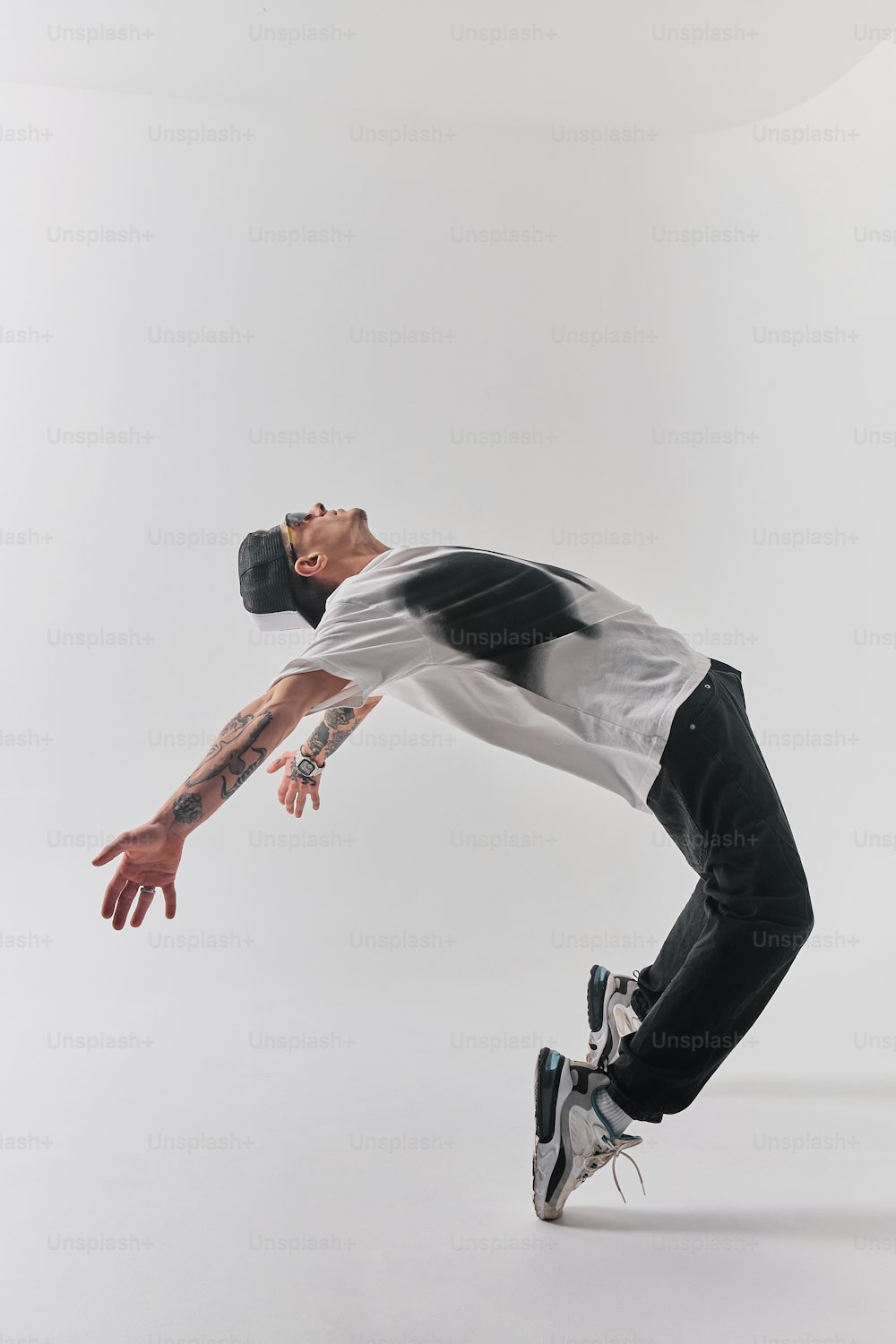 Un uomo sta facendo un trick su uno skateboard