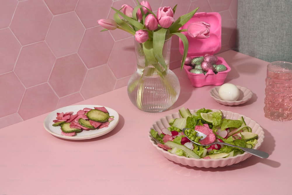 une table garnie d’assiettes de nourriture et d’un vase rempli de fleurs