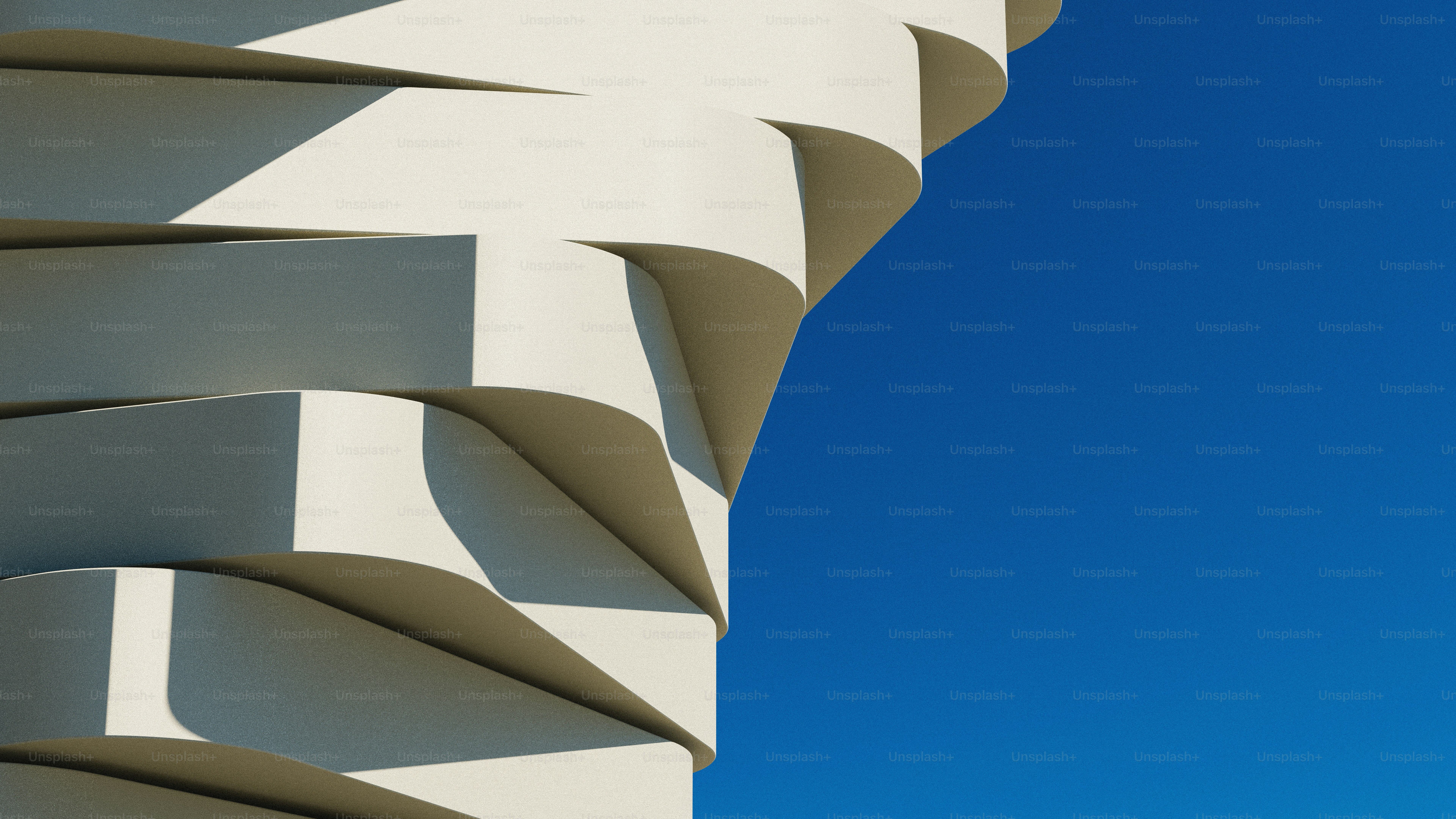 Ein hohes weißes Gebäude mit blauem Himmel im Hintergrund