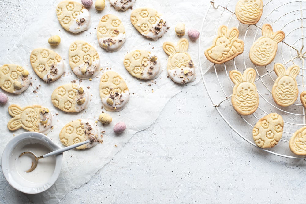 um prato de biscoitos com orelhas de coelho e marshmallows