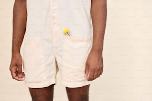 un hombre con una flor amarilla en el bolsillo