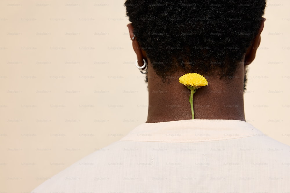 uma mulher com uma flor no cabelo
