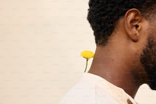 un uomo con un fiore nell'orecchio