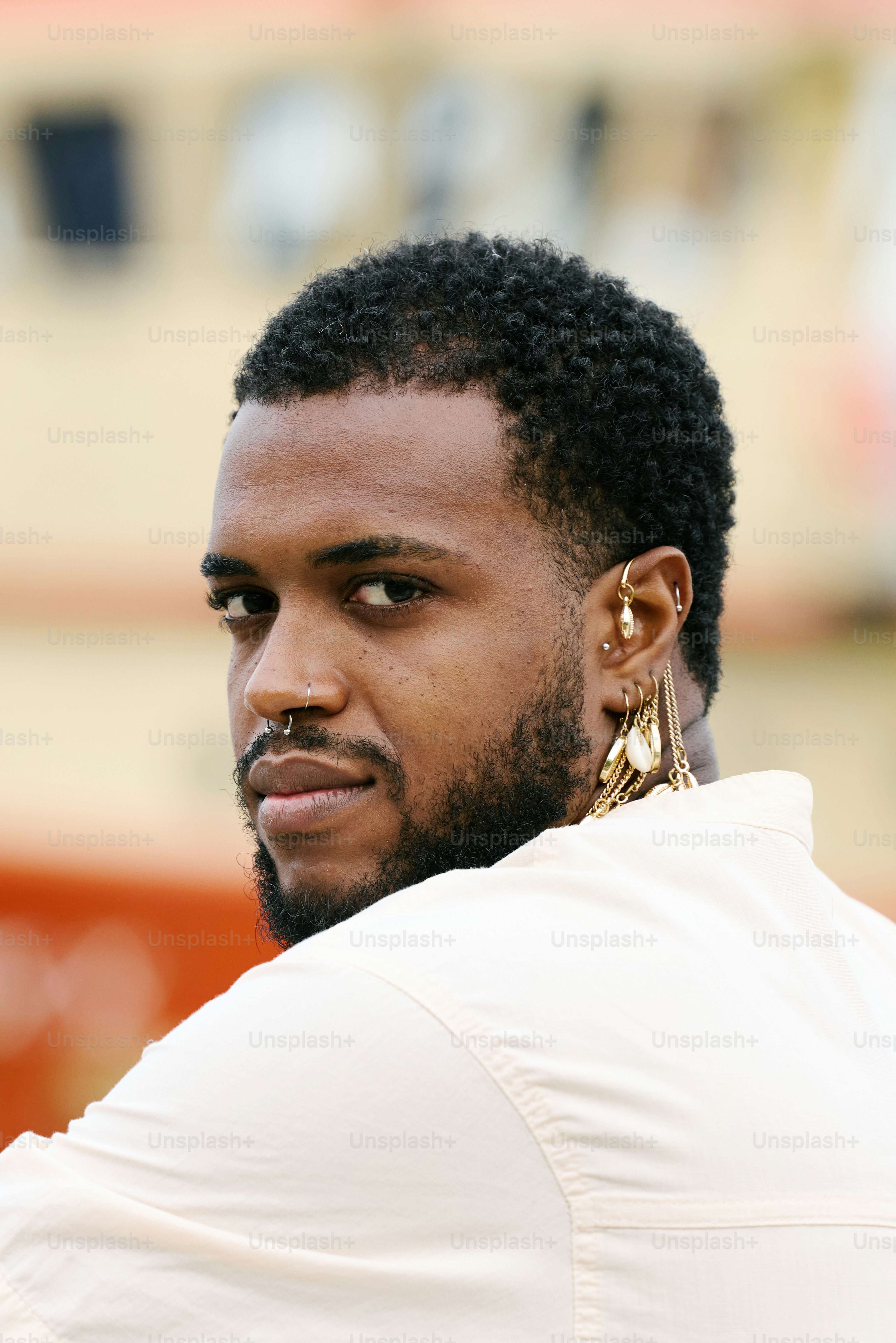 eine Nahaufnahme einer Person, die ein weißes Hemd trägt