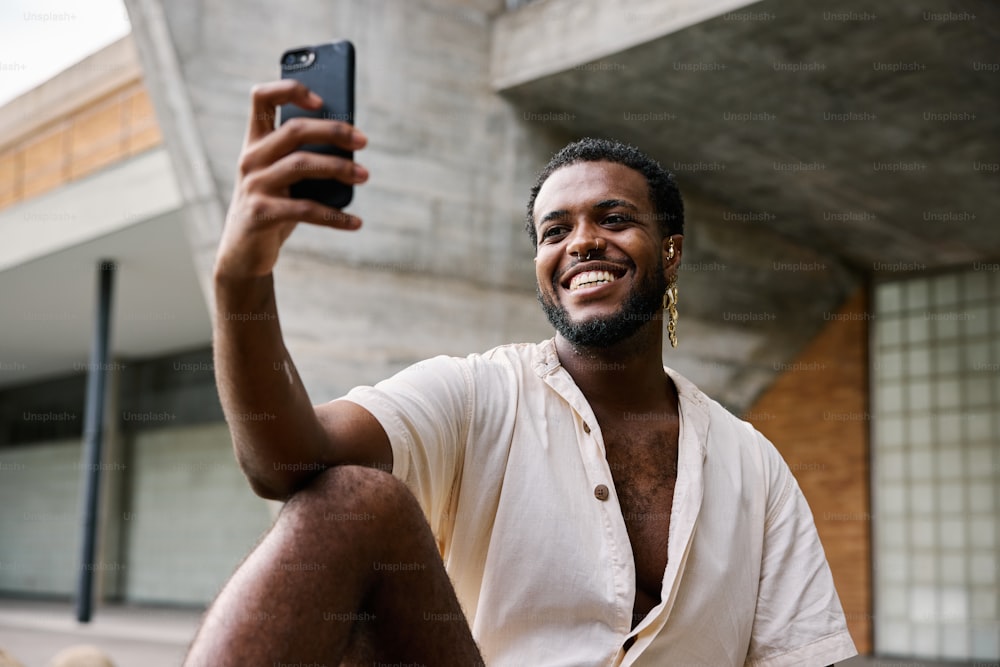 um homem tirando uma selfie com o celular