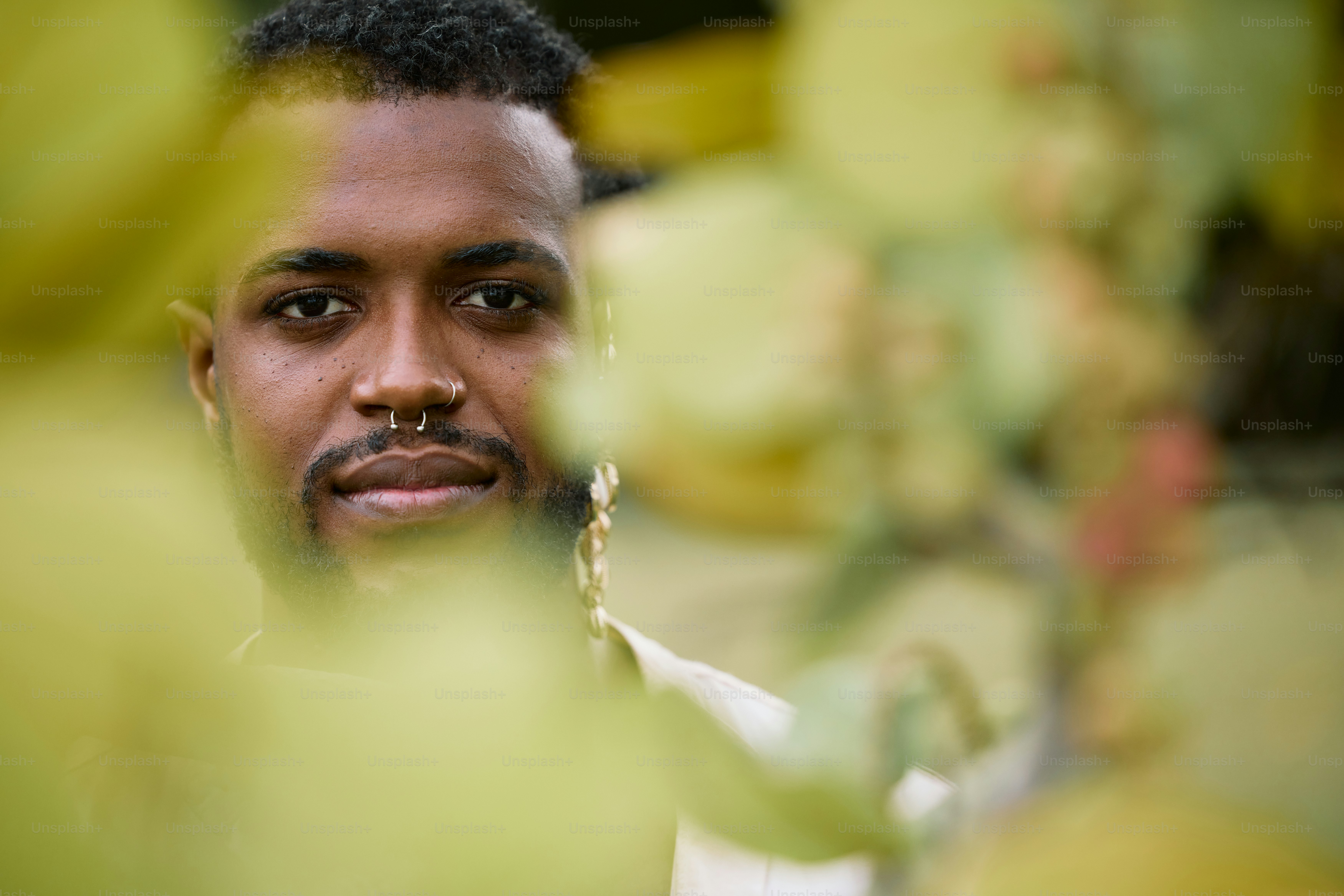 Eine Nahaufnahme einer Person, die Anzug und Krawatte trägt