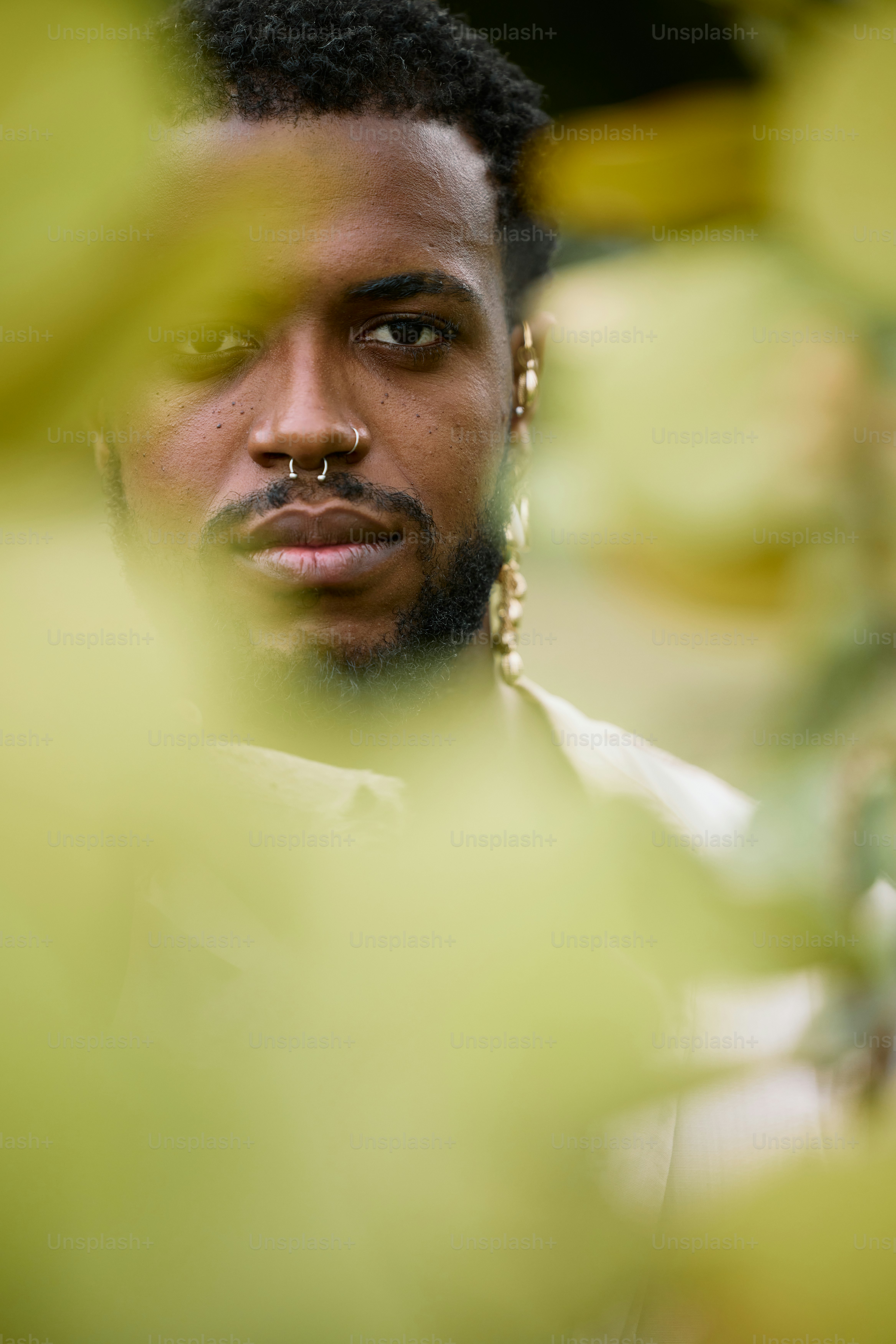 eine Nahaufnahme einer Person mit einem Nasenring