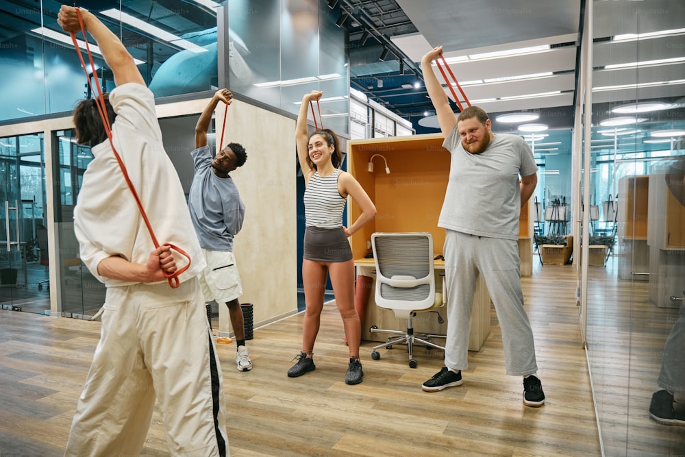 um grupo de pessoas fazendo exercícios em um escritório