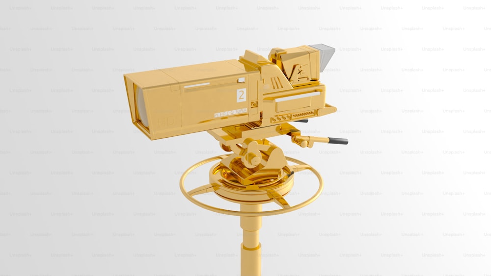 una macchina fotografica dorata seduta in cima a un supporto