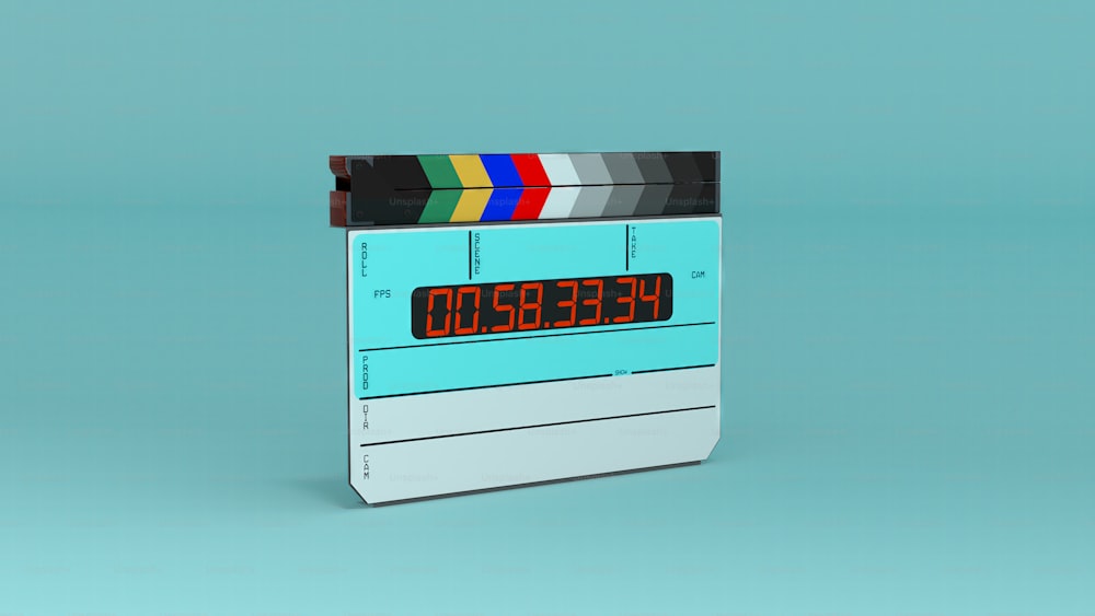 une horloge numérique surmontée d’une bande de film