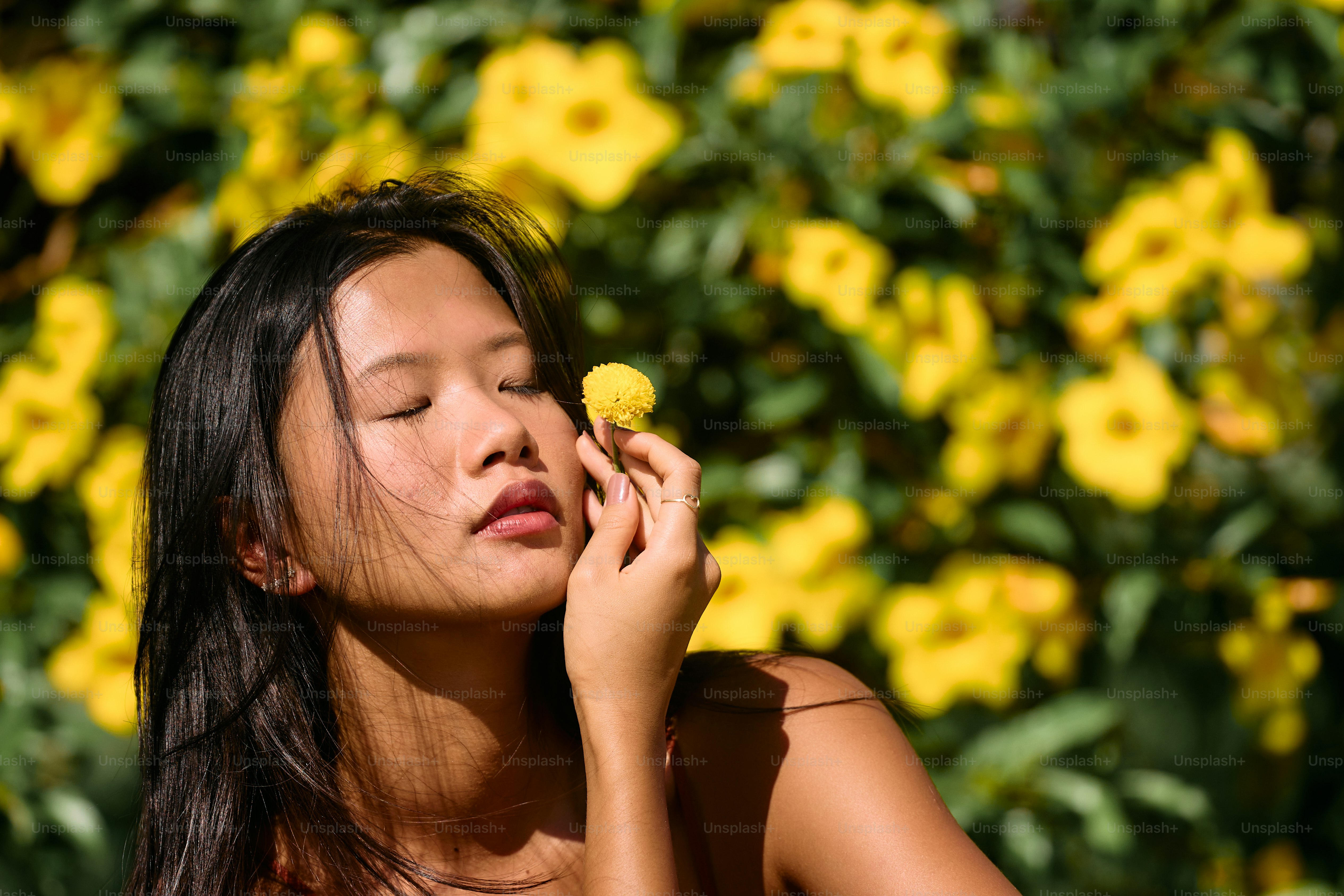 A woman with a flower in her hair photo – Flower Image on Unsplash