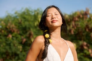 髪に花を挿した女性