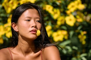 una donna con un fiore giallo in bocca
