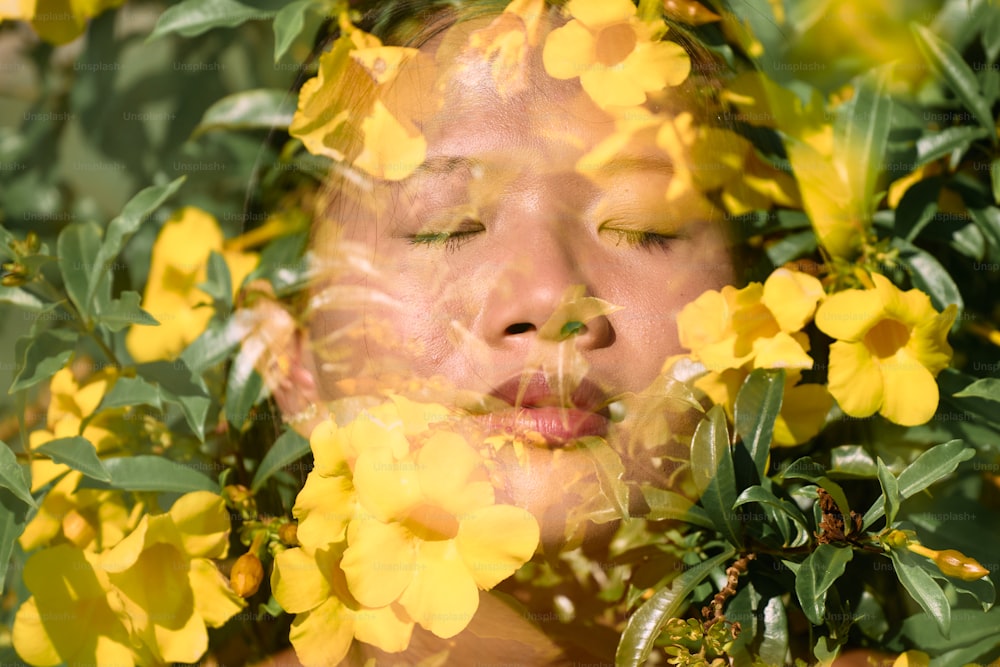 una mujer con flores amarillas alrededor de la cara