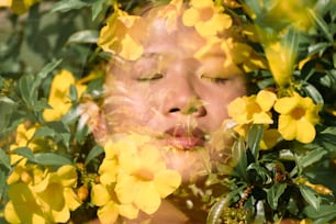 une femme avec des fleurs jaunes autour de son visage