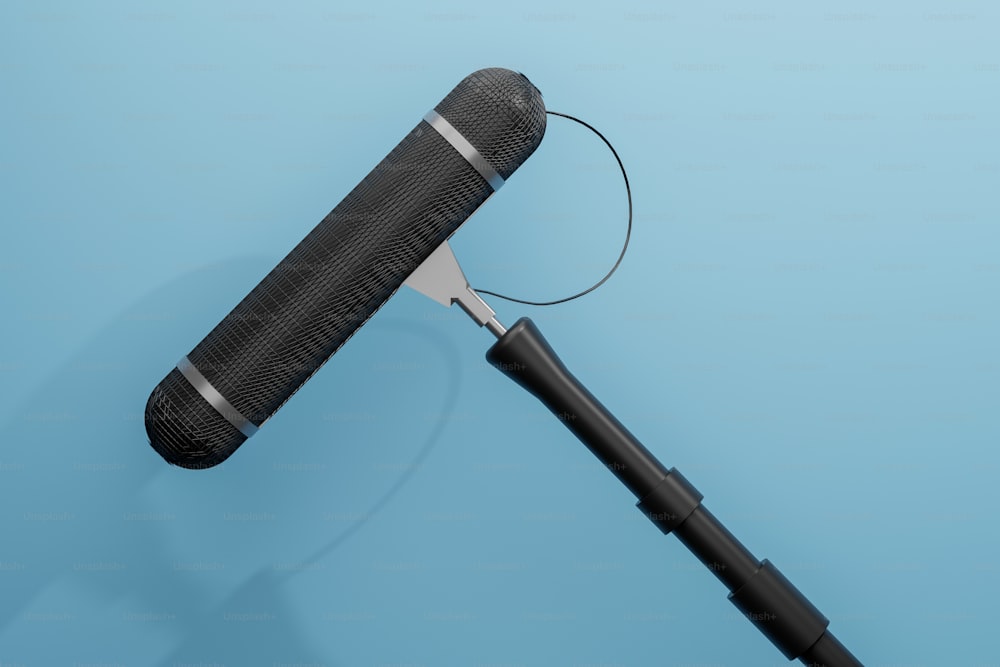 um close up de um microfone em um fundo azul