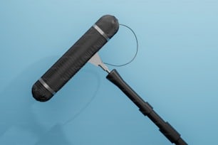 Un primer plano de un micrófono sobre un fondo azul