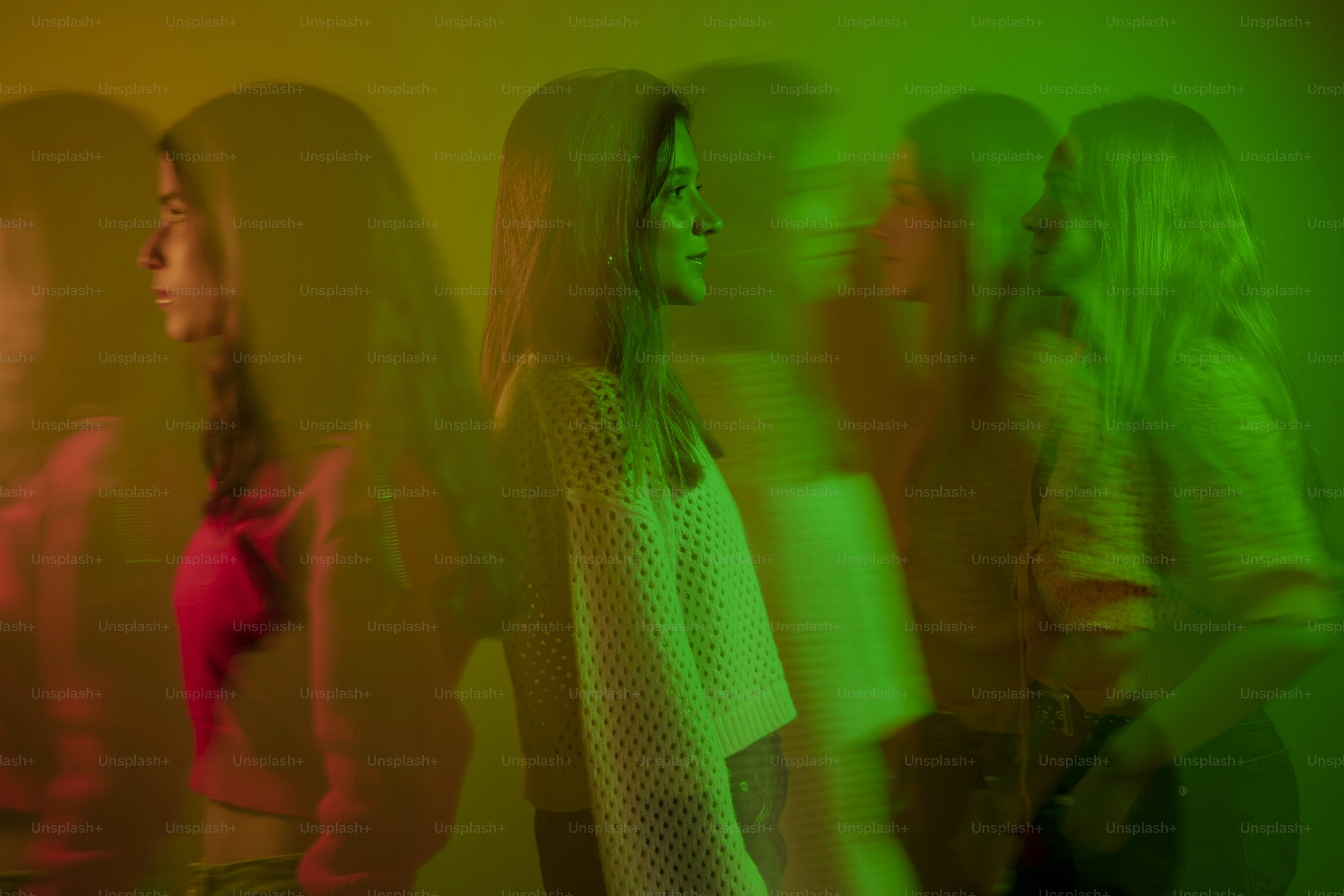 Eine Gruppe junger Frauen, die nebeneinander stehen