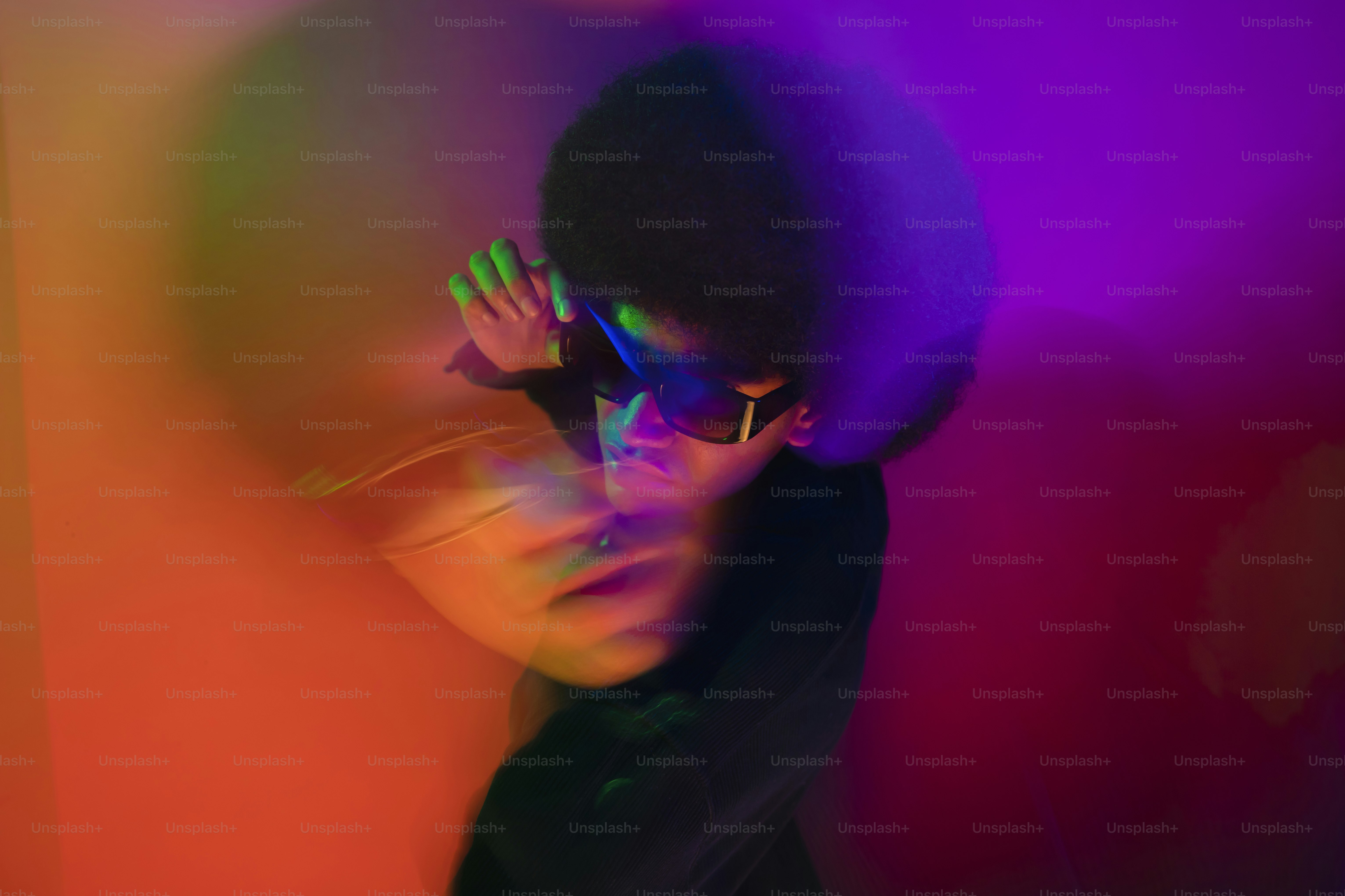 Ein Mann trägt eine Sonnenbrille und ein schwarzes Hemd