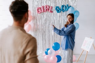 une femme debout devant une toile de fond avec des ballons