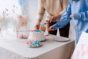 Un hombre y una mujer cortando un pastel juntos