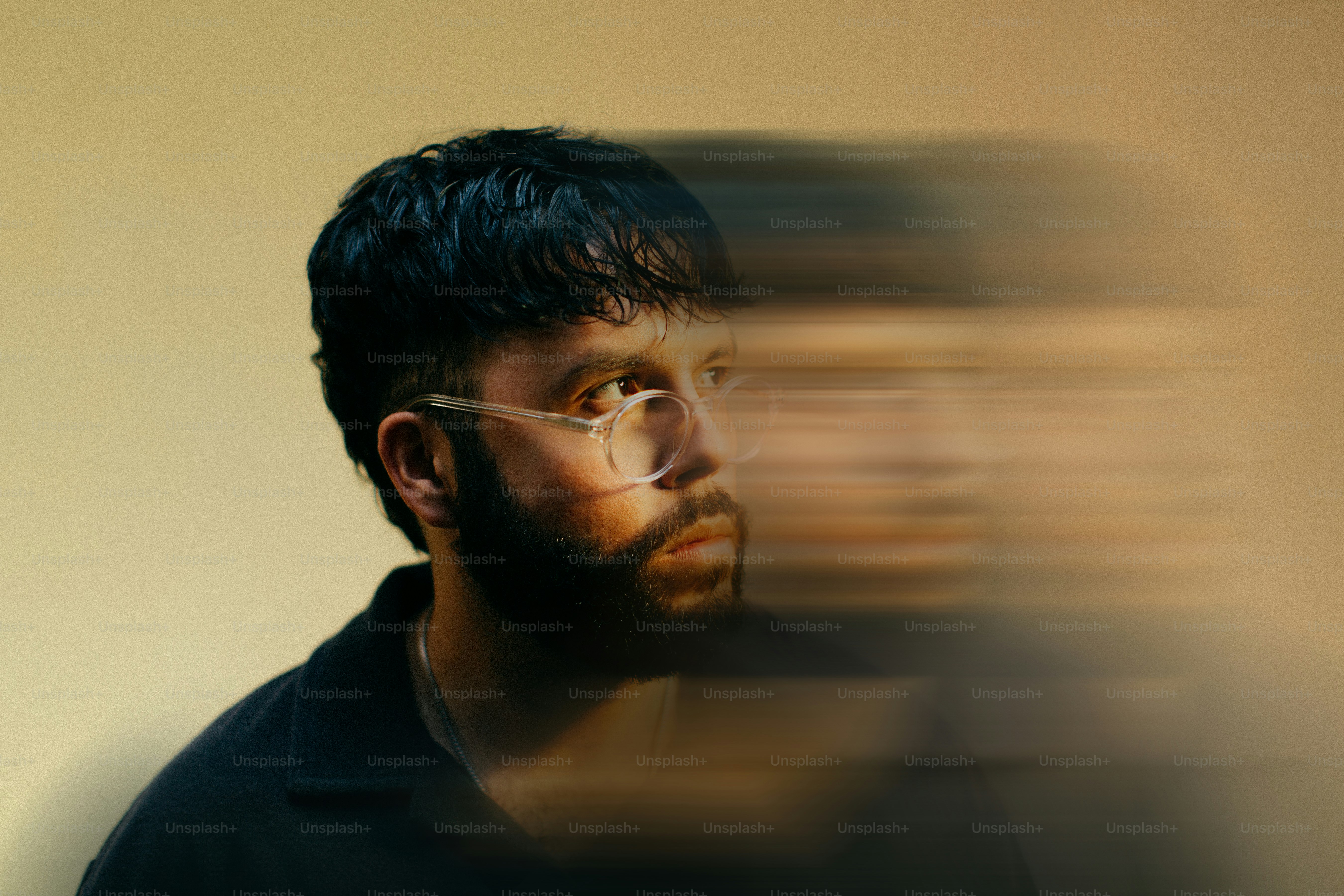 Ein Mann mit Brille und schwarzem Hemd