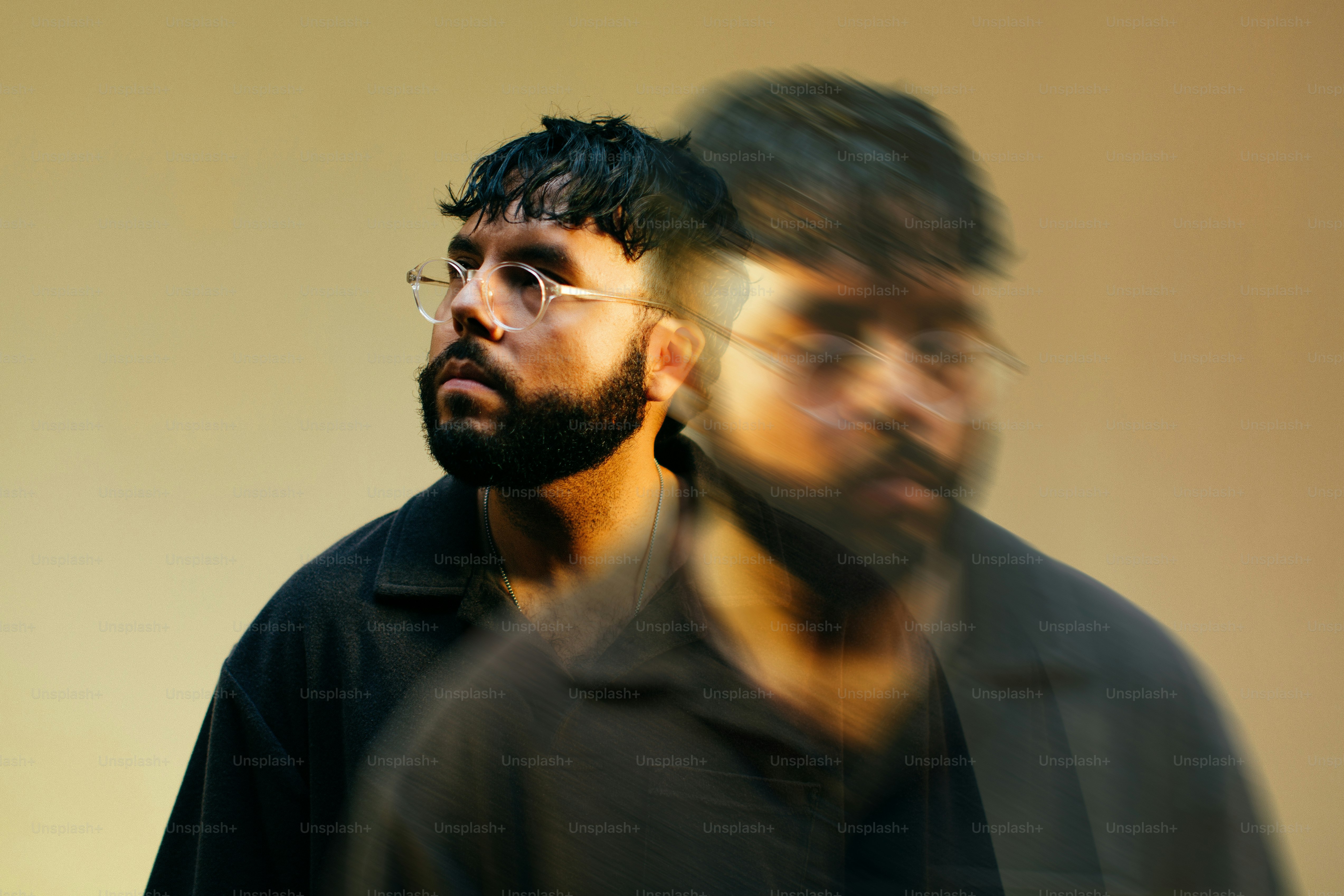 Ein verschwommenes Foto von zwei Männern mit Brille