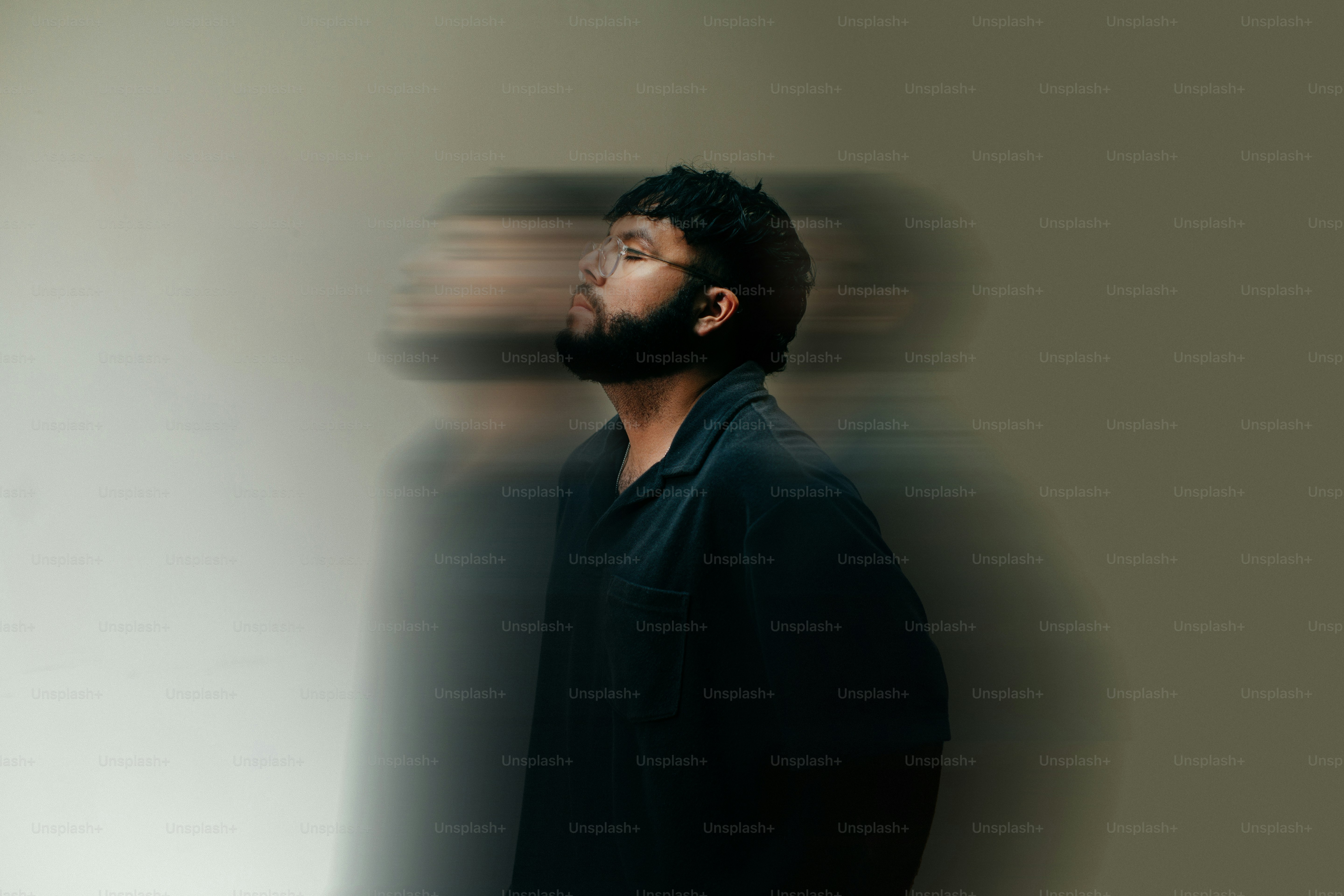 Ein Mann steht vor einer weißen Wand