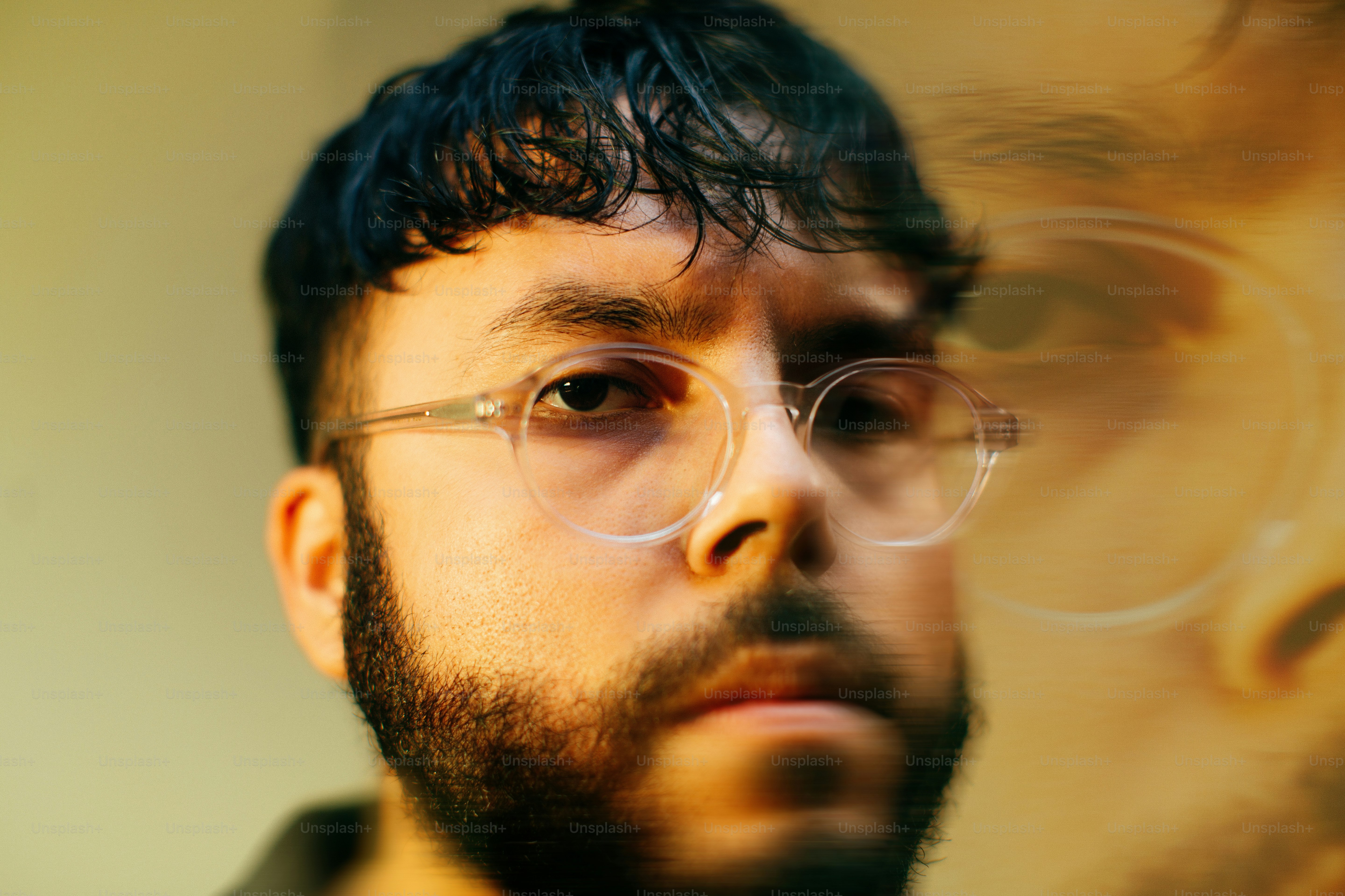 ein Mann mit Brille und Bart, der etwas anschaut