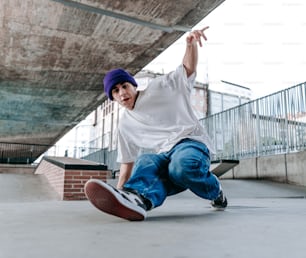 橋の下でスケートボードに乗る青年
