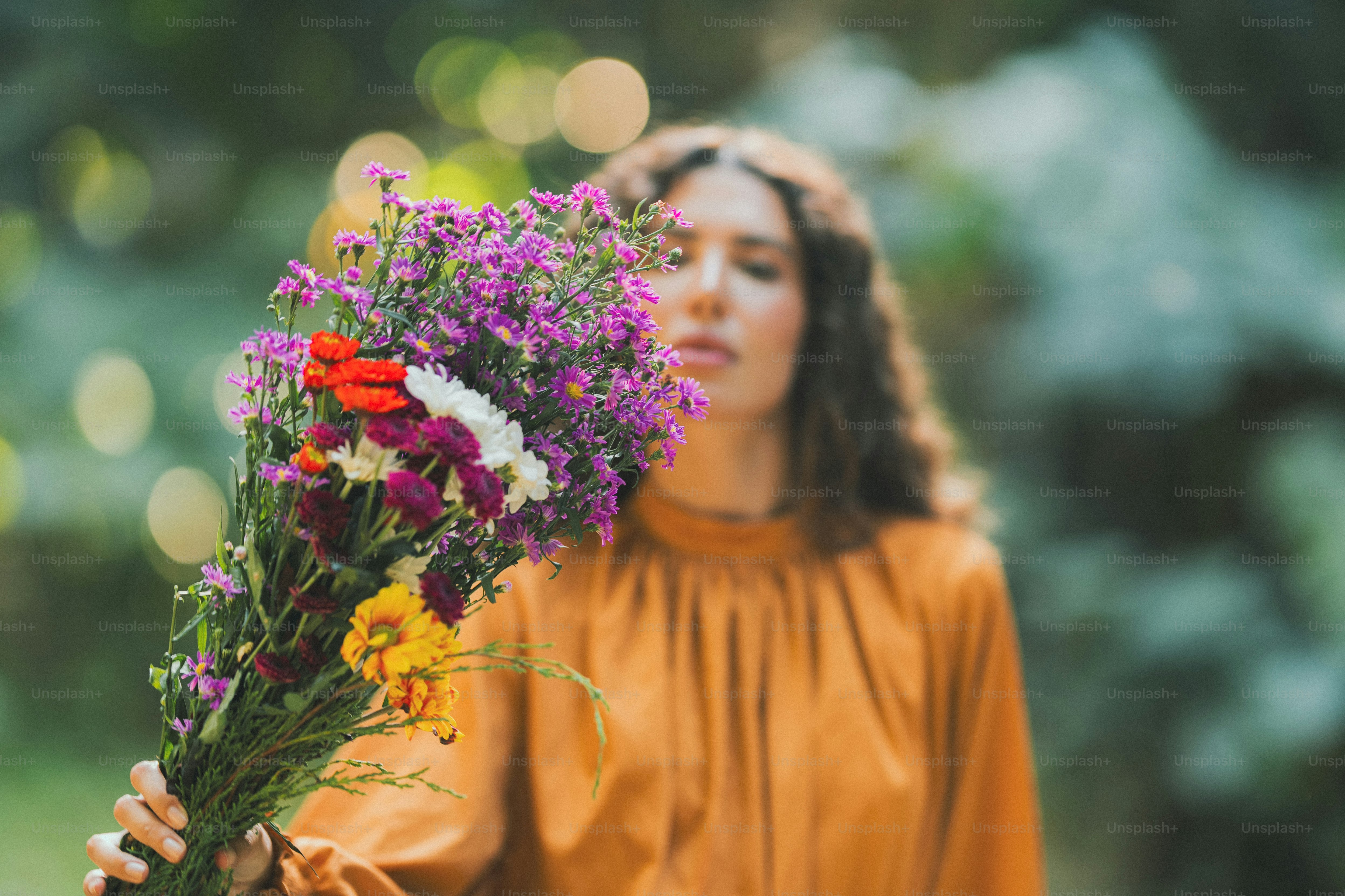 una mujer sosteniendo un ramo de flores en sus manos