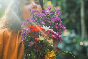 eine Frau, die einen Blumenstrauß in den Händen hält
