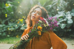 une femme tenant un bouquet de fleurs dans ses mains