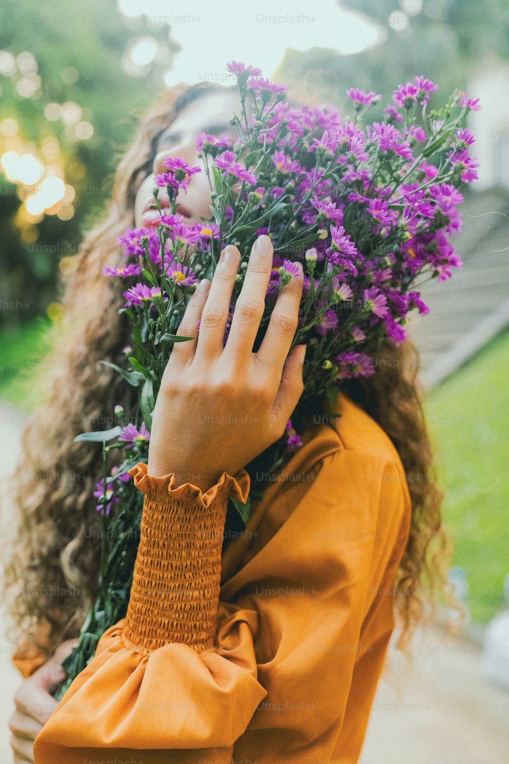 una mujer sosteniendo un ramo de flores en la mano