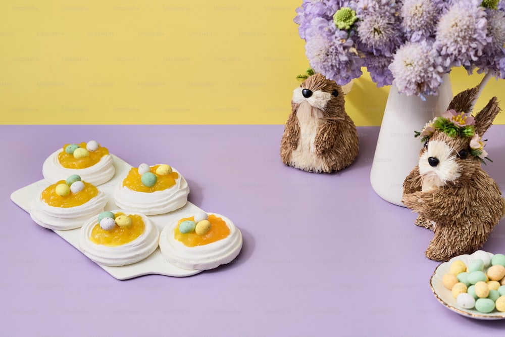Un tavolo viola sormontato da mini uova e coniglietti