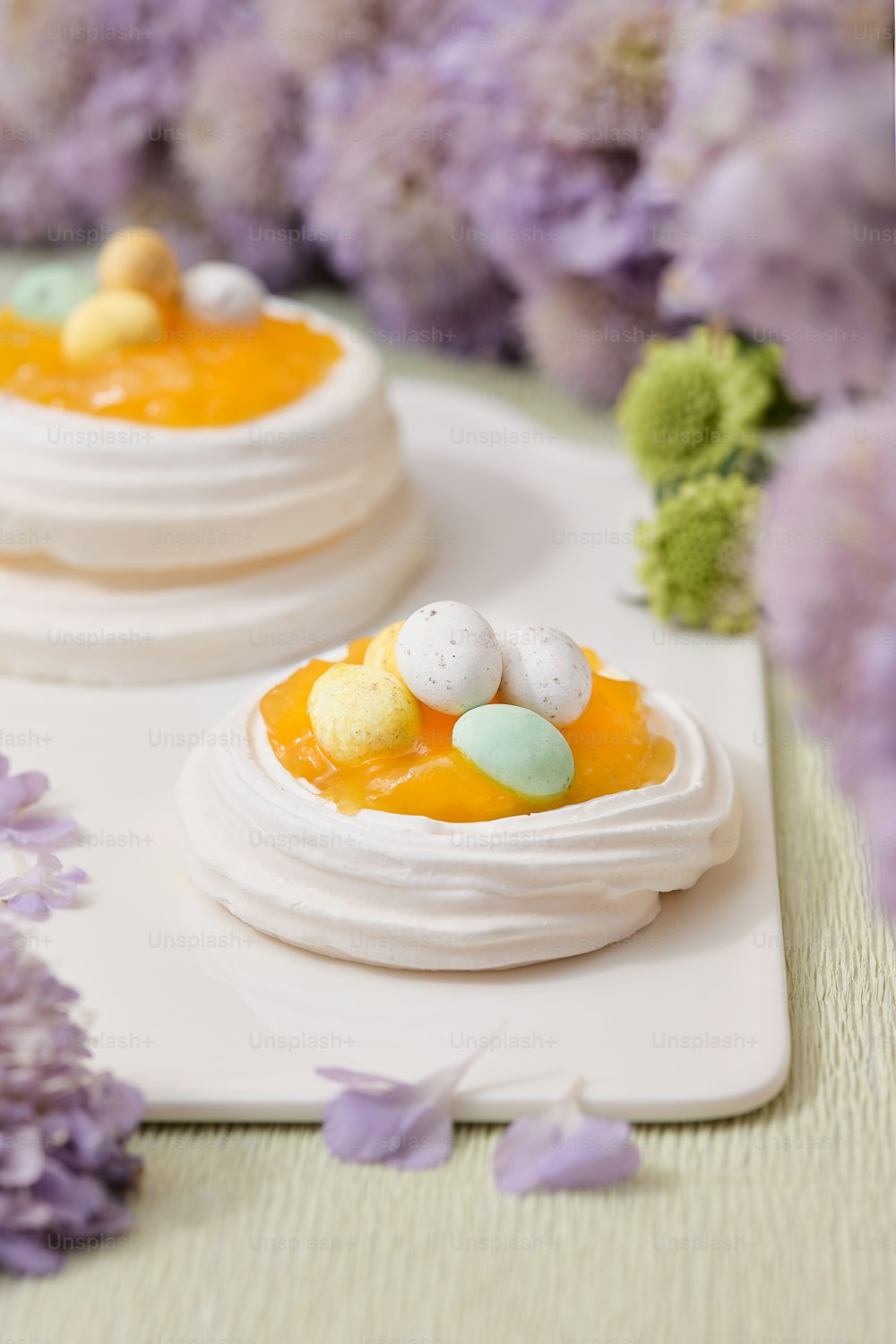 um par de pequenos bolos sentados em cima de um prato branco