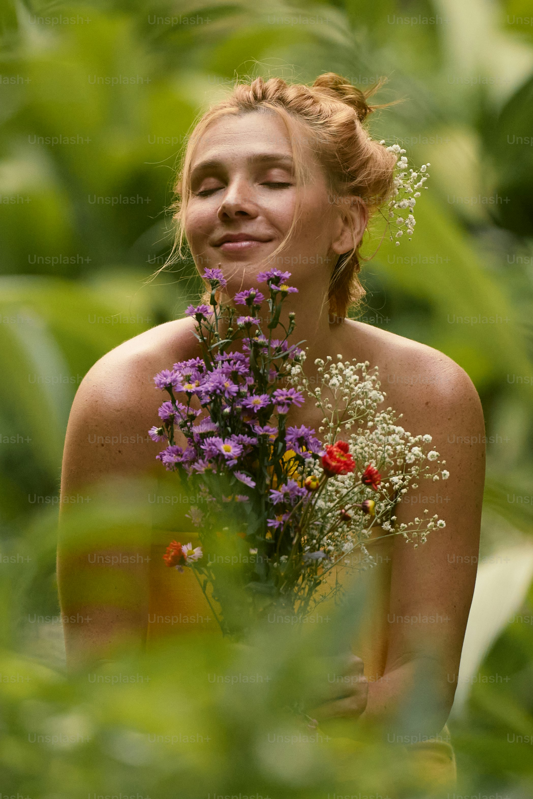 A woman holding a bunch of flowers in her hands photo – Flowers Image ...