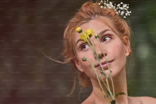 una mujer con una corona de flores en la cabeza
