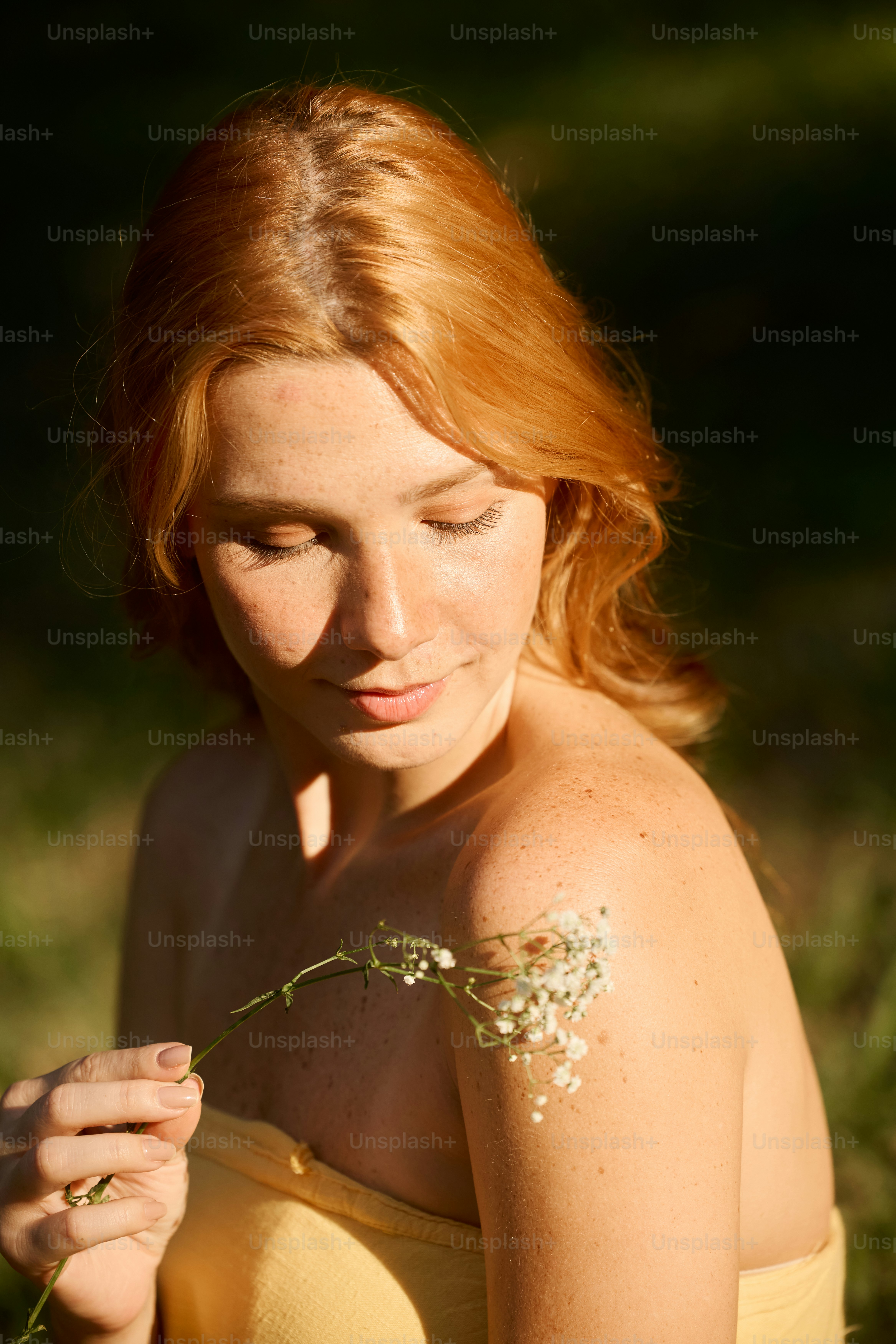 A woman with a flower in her hair photo – Flowers Image on Unsplash