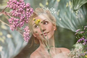 una mujer con una corona de flores en el pelo