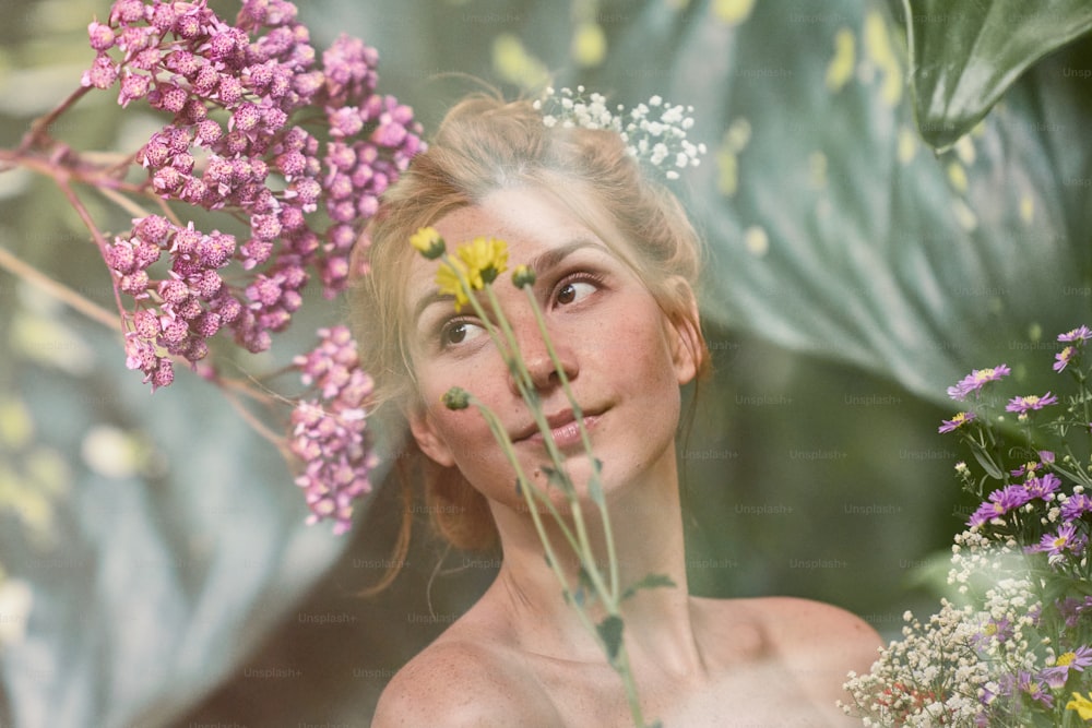 una donna con una ghirlanda di fiori tra i capelli