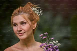 una donna con un fiore tra i capelli